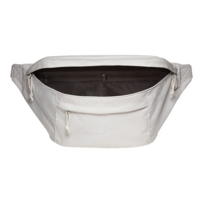 nike fanny pack canada